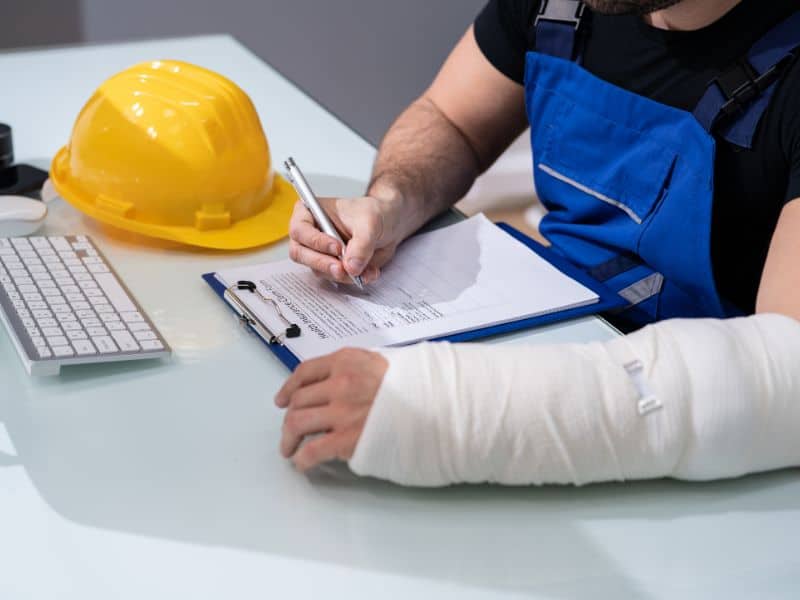 Mann im Blaumann füllt Fragebogen aus