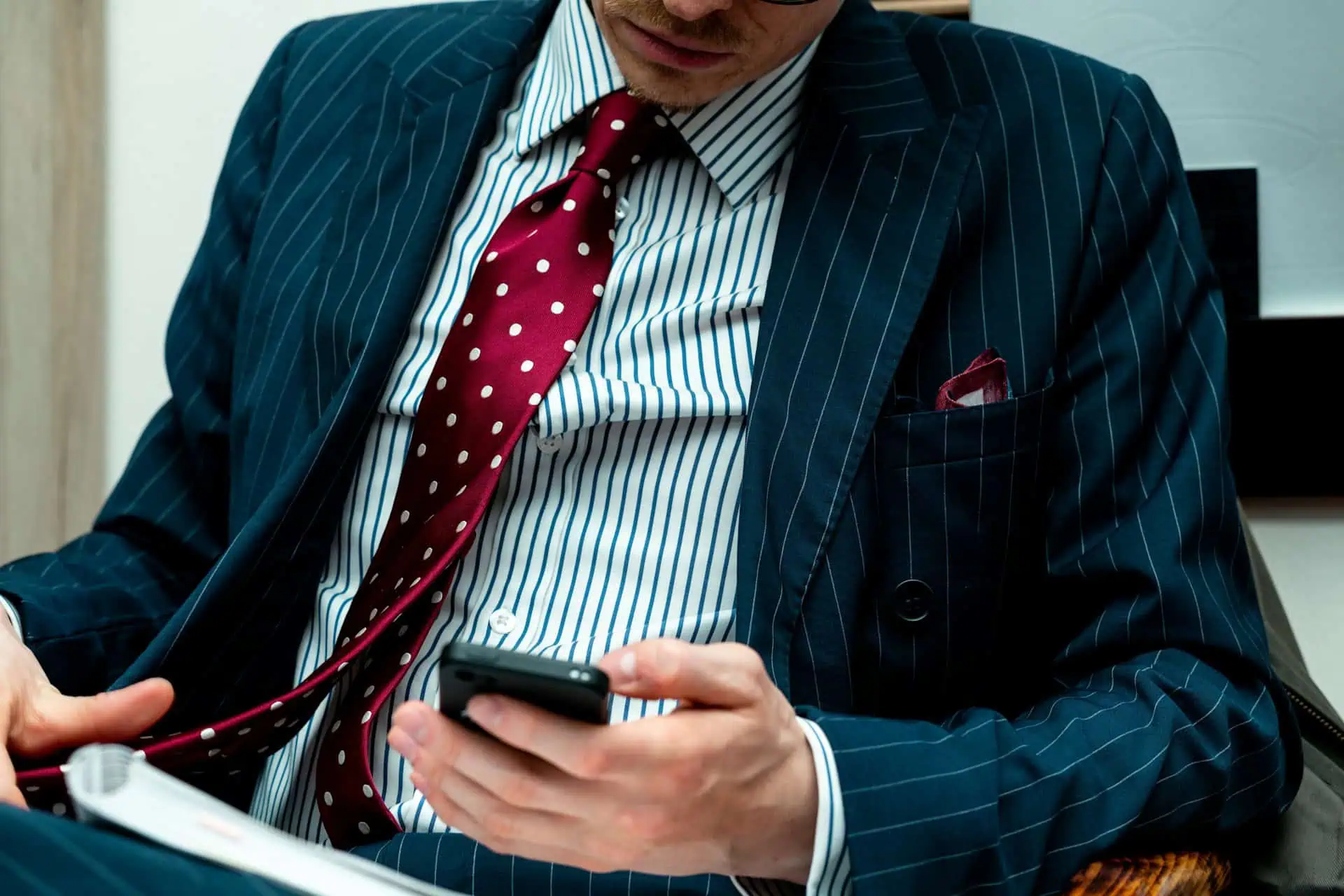 Mann-im-Anzug mit Smartphone