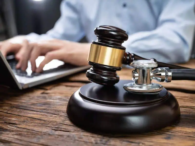 Richterhammer und Stethoskop