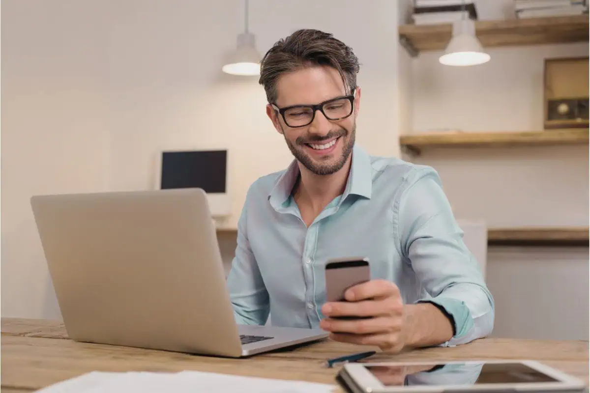 Glücklicher Mann mit Smartphone