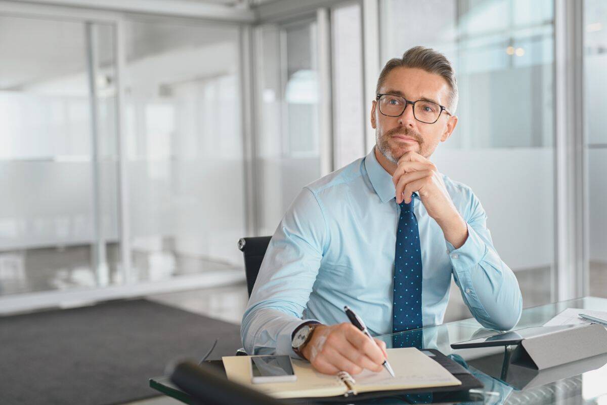 Geschäftsmann denkt bei der Arbeit nach
